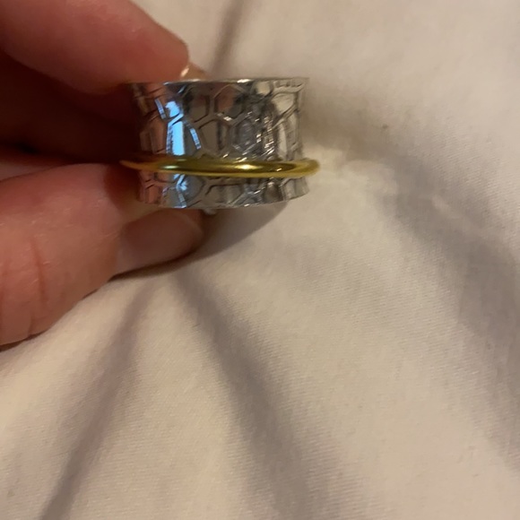 Beautiful and Fun Bee Spinner Ring 🐝 - Picture 2 of 3